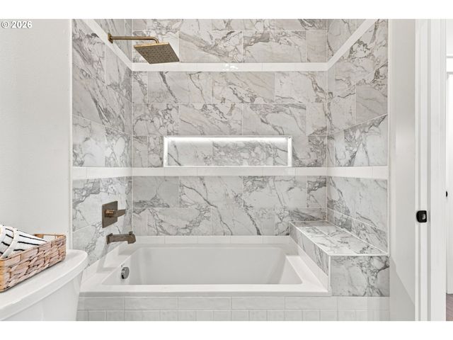 3533 Ne HASSALO St, Portland, OR 97232