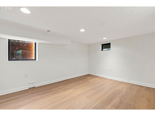 3533 Ne HASSALO St, Portland, OR 97232