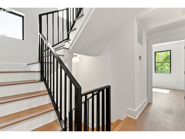 3533 Ne HASSALO St, Portland, OR 97232