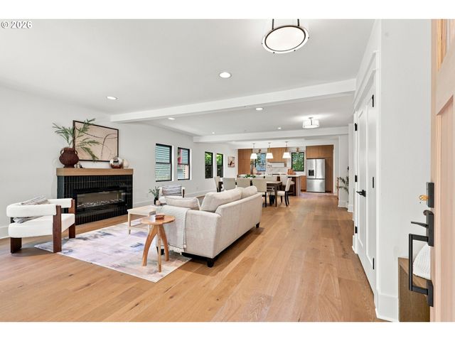 3533 Ne HASSALO St, Portland, OR 97232