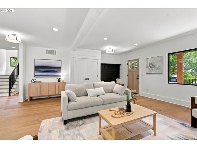 3533 Ne HASSALO St, Portland, OR 97232