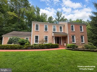 27 ROBERTS RD, Newtown Square, PA 19073