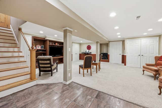 9 Dartford Lane, Schaumburg, IL 60194
