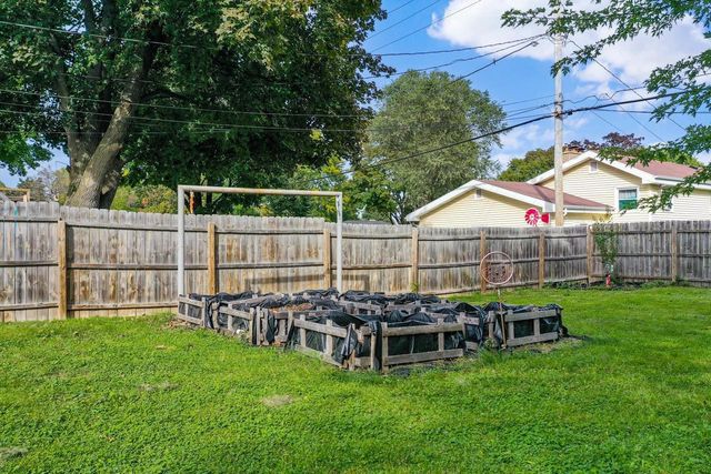 2112 N OWAISSA STREET, Appleton, WI 54911