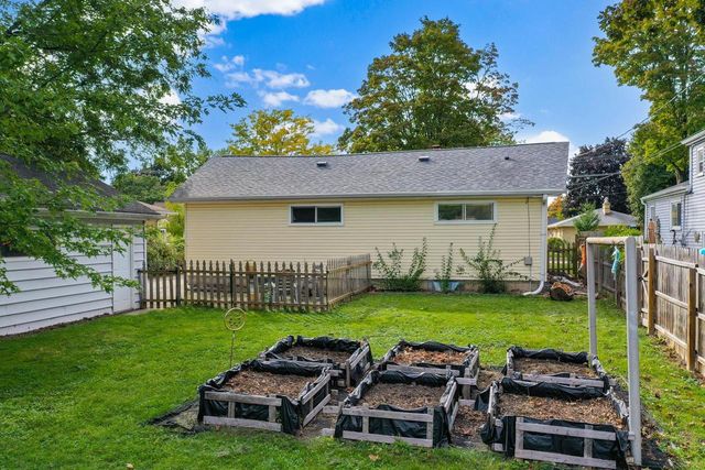 2112 N OWAISSA STREET, Appleton, WI 54911