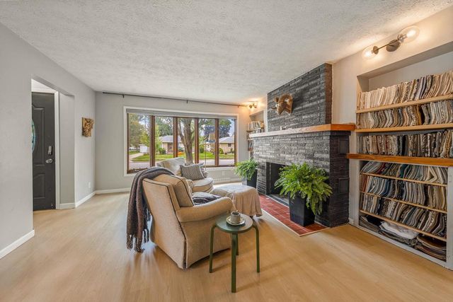 2112 N OWAISSA STREET, Appleton, WI 54911