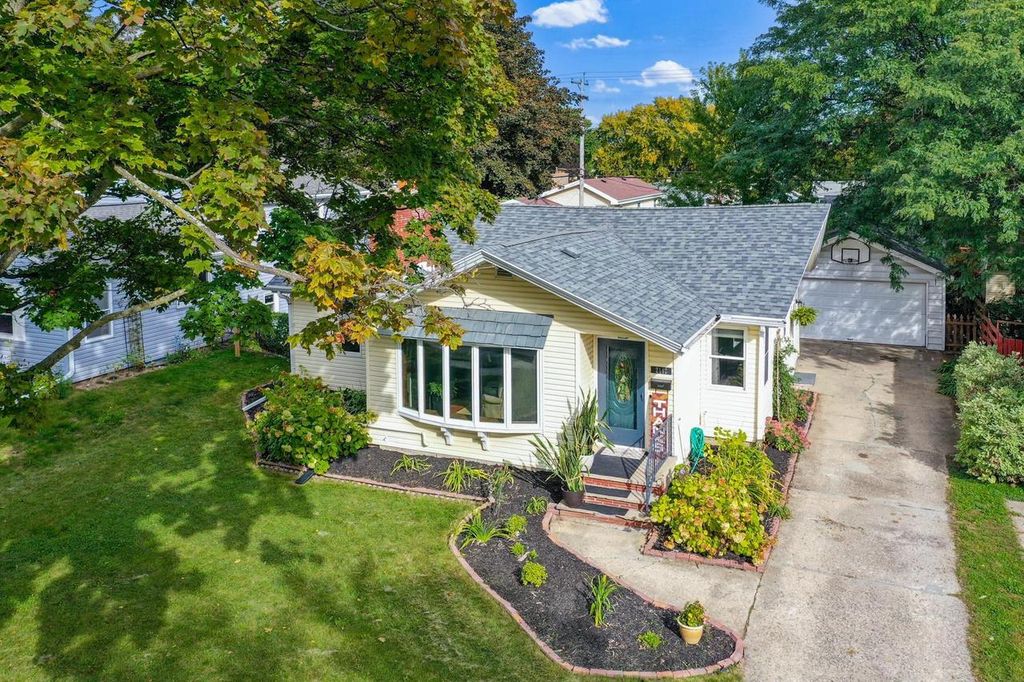 2112 N OWAISSA STREET, Appleton, WI 54911