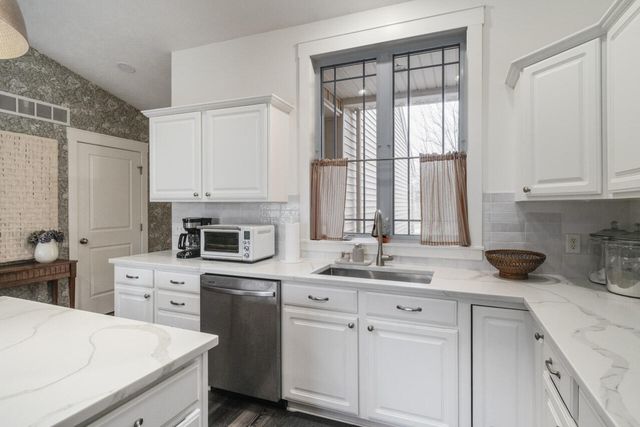 1361 S Village Circle, Kalamazoo, MI 49009