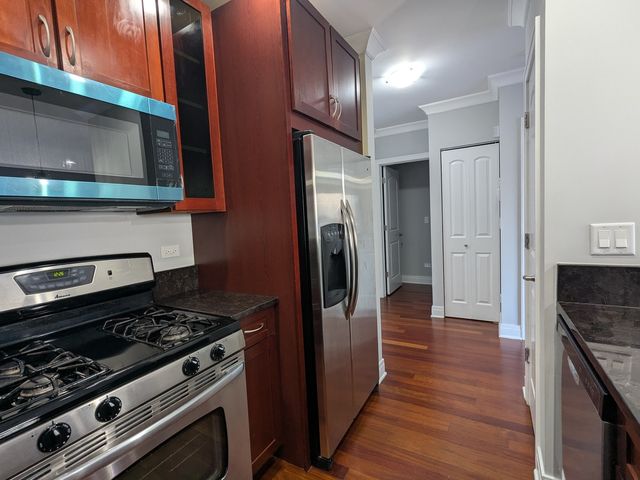 2224 W Touhy Avenue 2, Chicago, IL 60645