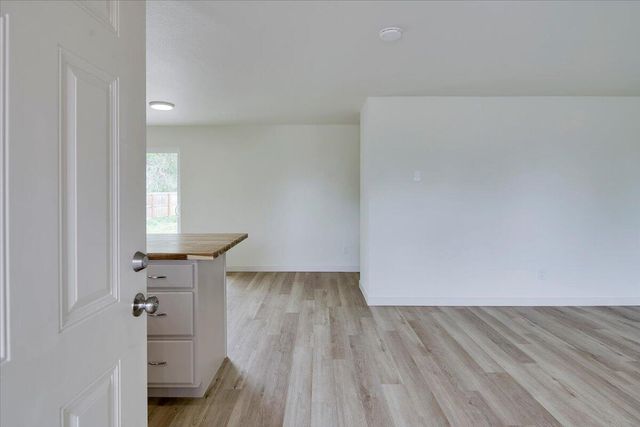 2360 SW Salmon Avenue, Redmond, OR 97756