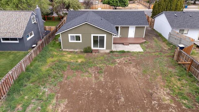 2360 SW Salmon Avenue, Redmond, OR 97756