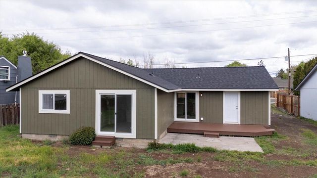 2360 SW Salmon Avenue, Redmond, OR 97756