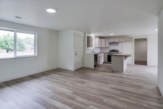 2360 SW Salmon Avenue, Redmond, OR 97756