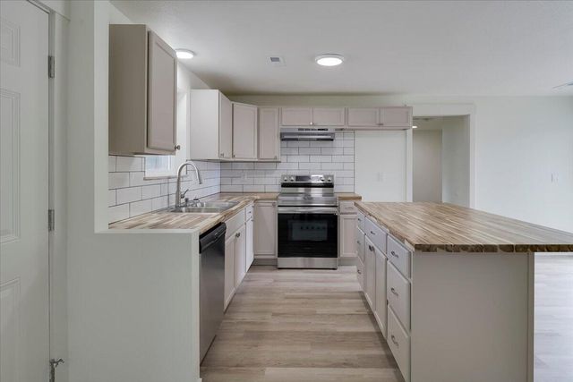 2360 SW Salmon Avenue, Redmond, OR 97756