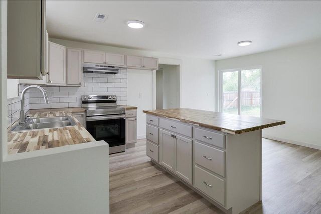2360 SW Salmon Avenue, Redmond, OR 97756