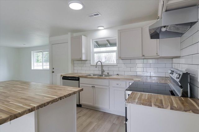 2360 SW Salmon Avenue, Redmond, OR 97756