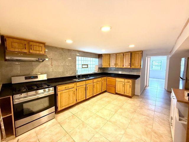3439 S CLAREMONT Avenue, Chicago, IL 60608