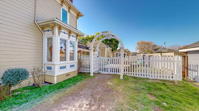1337 Lincoln Street, Ferndale, CA 95536