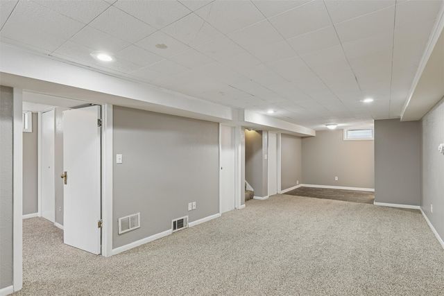 919 Watrous Avenue, Des Moines, IA 50315