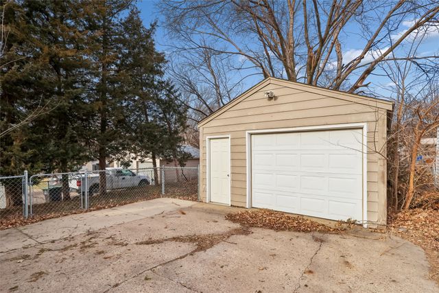 919 Watrous Avenue, Des Moines, IA 50315