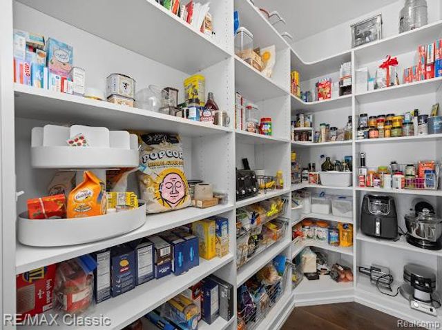 1994 Charles Court, Milford Charter Township, MI 48380