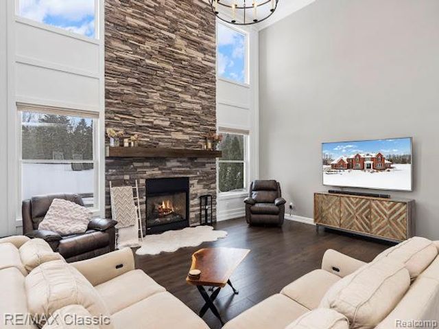 1994 Charles Court, Milford Charter Township, MI 48380