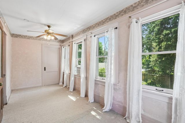 516 W 11th Street, Cedar Falls, IA 50613