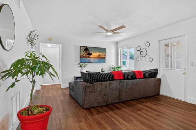 5930 Whispering Pine Way B-2, Greenacres, FL 33463