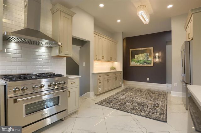 818 W UNIVERSITY PKWY, Baltimore, MD 21210