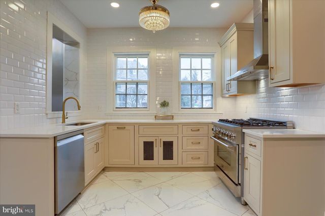 818 W UNIVERSITY PKWY, Baltimore, MD 21210