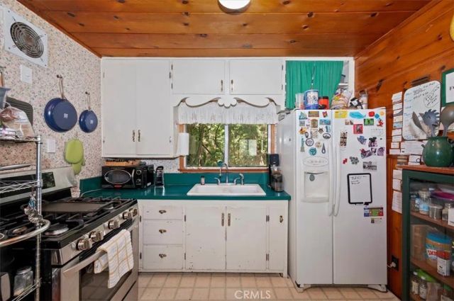 23940 Cresta Drive, Crestline, CA 92325