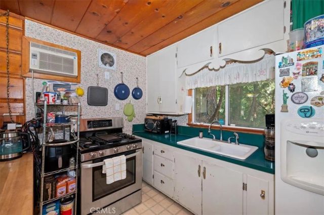 23940 Cresta Drive, Crestline, CA 92325