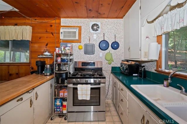 23940 Cresta Drive, Crestline, CA 92325