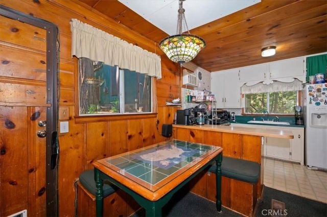 23940 Cresta Drive, Crestline, CA 92325