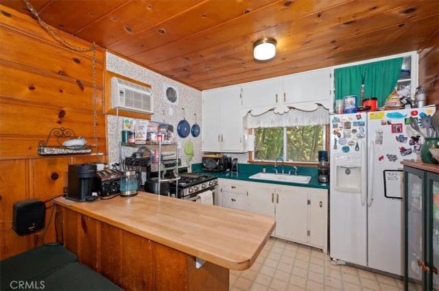 23940 Cresta Drive, Crestline, CA 92325