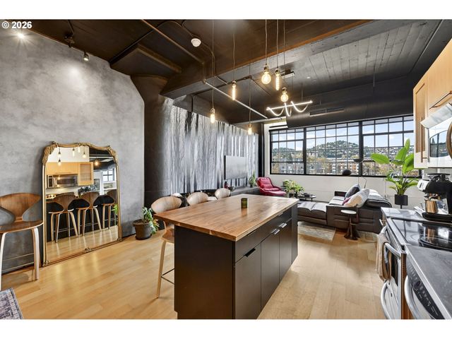 1400 Nw IRVING St 527, Portland, OR 97209