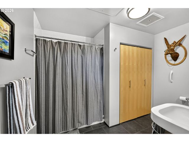 1400 Nw IRVING St 527, Portland, OR 97209