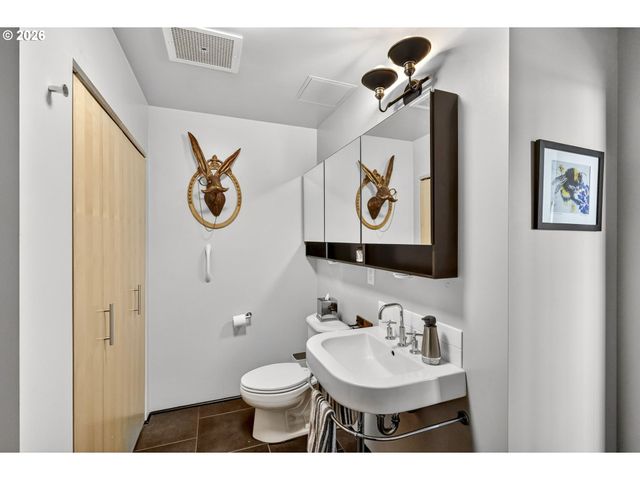 1400 Nw IRVING St 527, Portland, OR 97209