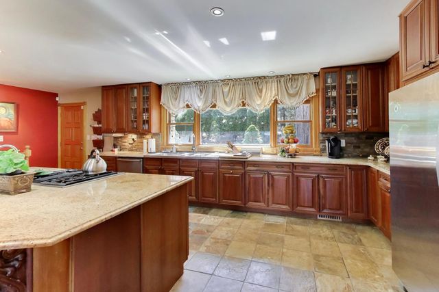 26811 N Oakdale Lane, Mundelein, IL 60060