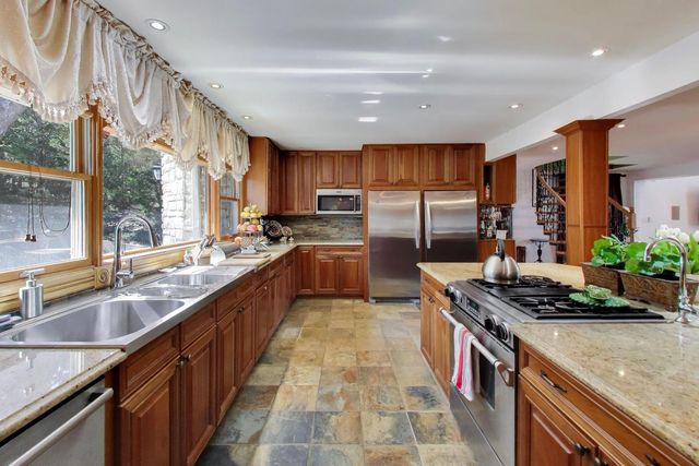 26811 N Oakdale Lane, Mundelein, IL 60060