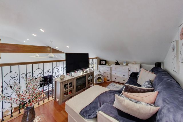 26811 N Oakdale Lane, Mundelein, IL 60060