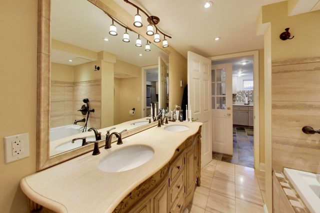 26811 N Oakdale Lane, Mundelein, IL 60060