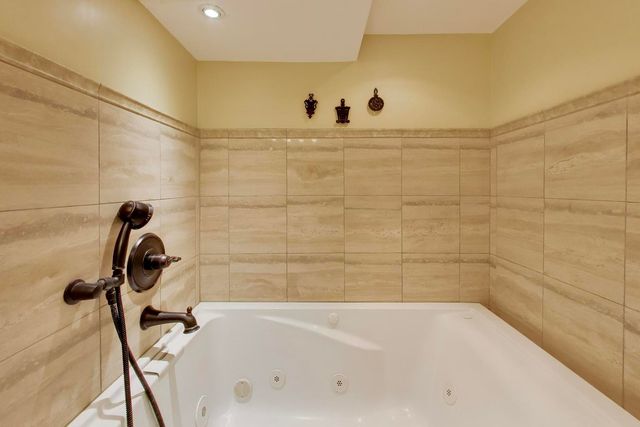 26811 N Oakdale Lane, Mundelein, IL 60060