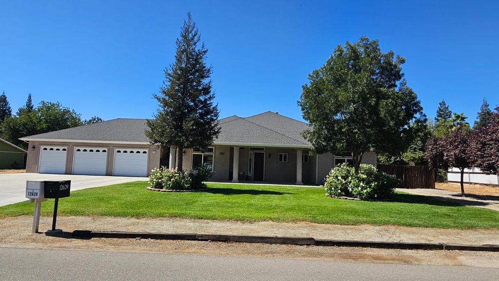 Image 2 of property listing at 12628 Fernwood Drive, Madera, CA 93636