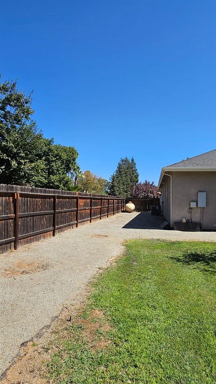 Image 33 of property listing at 12628 Fernwood Drive, Madera, CA 93636