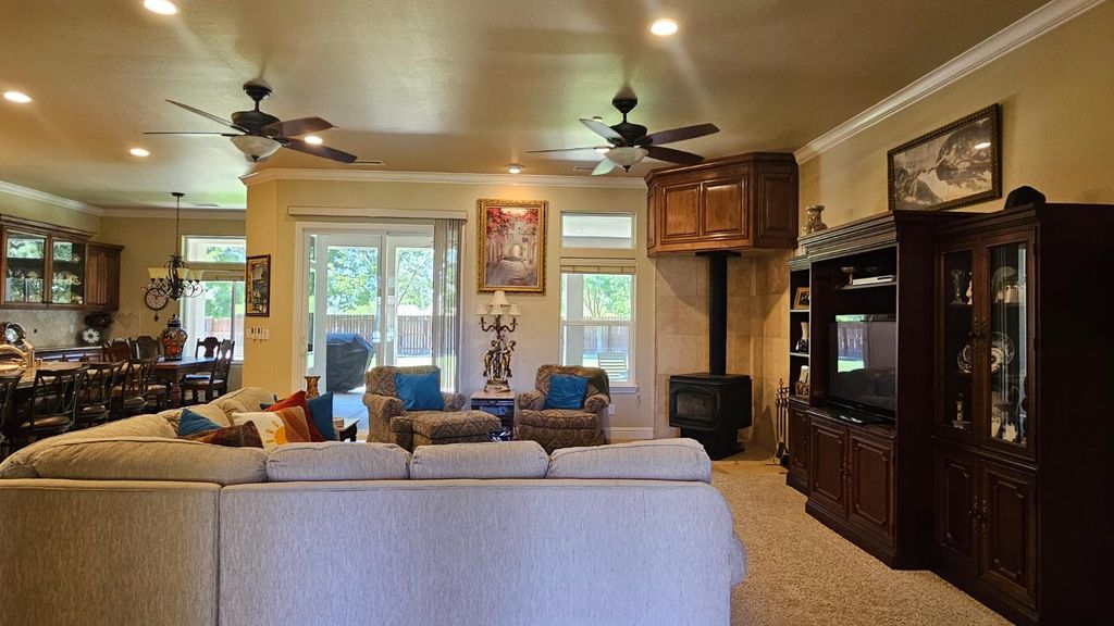 Image 5 of property listing at 12628 Fernwood Drive, Madera, CA 93636
