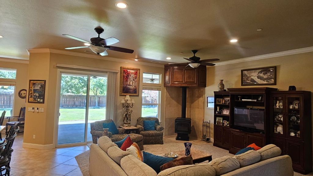 Image 9 of property listing at 12628 Fernwood Drive, Madera, CA 93636