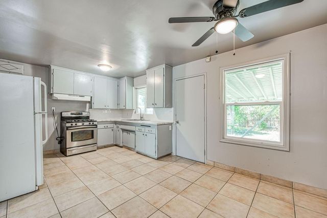1534 W Saginaw Way, Fresno, CA 93705