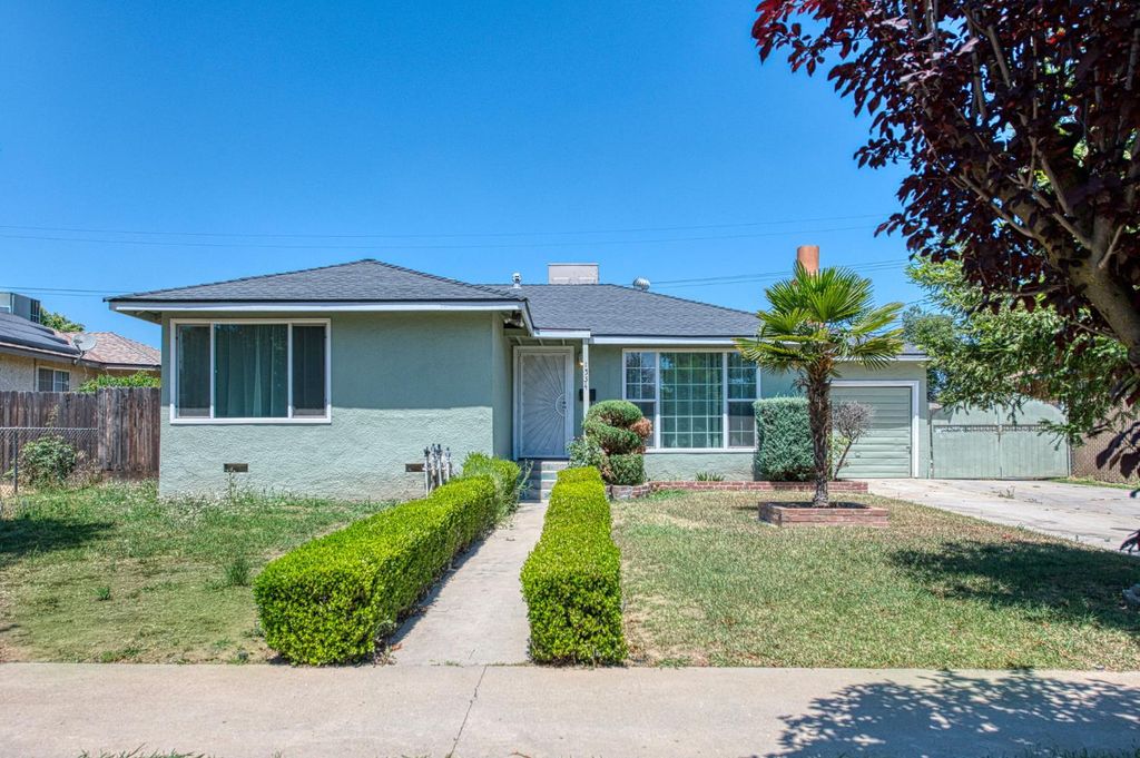 1534 W Saginaw Way, Fresno, CA 93705