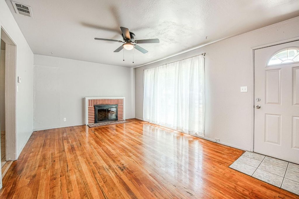 Image 12 of property listing at 1534 W Saginaw Way, Fresno, CA 93705